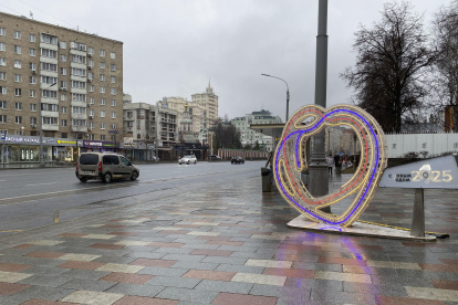 Una día lluvioso en Moscú donde se batió este lunes un nuevo récord de temperatura con 4 grados sobre cero en el que es uno de los inviernos más cálido de su historia reciente.