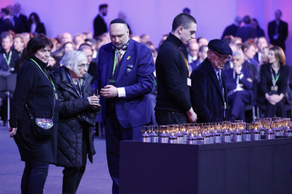 Los supervivientes llegan para colocar velas delante del vagón del tren, símbolo del evento, para rendir homenaje a las víctimas durante el 80º aniversario de la liberación del campo de concentración y exterminio nazi.