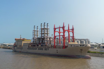 La barcaza Emre Bey de Karpowership fue la primera en arribar a Ecuador.