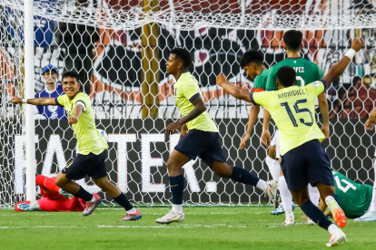 Jugadores de Ecuador celebran un gol ante Bolivia en el primer partido.
