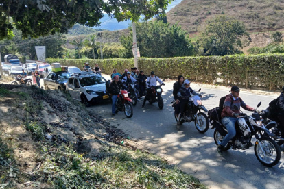 Docentes desplazados por la violencia en el Catatumbo regresan al Tarra este domingo, en Ocaña (Colombia).