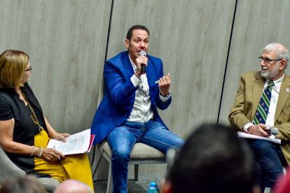 El autor junto a Ana Loor de Dahik y Alberto Dahik.