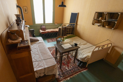 Una réplica de la habitación de Ana Frank en el escondite de Ámsterdam (Países Bajos) exhibida este martes, en el Centro para la Historia Judía, en Nueva York.