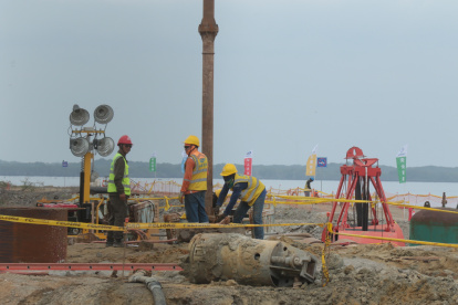 Labores. Los trabajos en la construcción de un nuevo muelle en el Puerto de Aguas Profundas de Posorja, la inversión es de DP World.