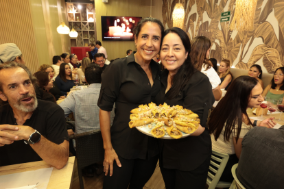 Las anfitrionas, Alberta Vallarino y Lupe Guitiérrez.