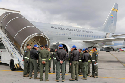 Pilotos reunidos antes del despegue de una aeronave rumbo a San Diego (EE.UU) este lunes 27 de enero, en el Comando Aéreo de Transporte Militar (Catam) en Bogotá (Colombia).