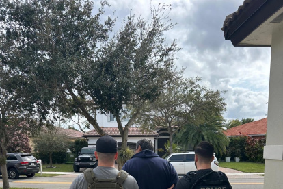 Hecho. Dos agentes federales arrestaron a una persona indocumentada en las redadas migratorias, según el Servicio de Inmigración y Aduanas se capturó cerca de mil personas el domingo 26 de enero de 2025.