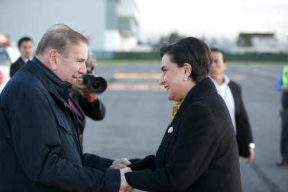 El líder opositor venezolano, Edmundo González Urrutia, junto a la canciller de Ecuador, Gabriela Sommerfeld.