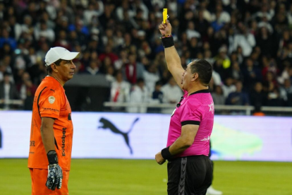 Byron Moreno (d) mostrando una tarjeta a José Francisco Cevallos en el partido de glorias de Liga de Quito