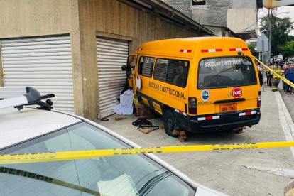 El bus colisionó contra un vehículo y el impacto lo desvió hasta la calzada, donde asesinó a la mujer.