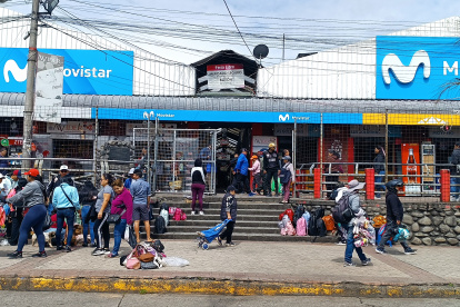Desorden. La presencia de comerciantes informales se evidencia adentro y fuera del lugar.