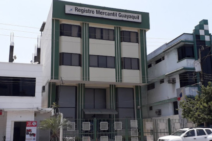 Exterior del Registro Mercantil en Guayaquil, en la avenida Miguel H. Alcívar, sector Kennedy Norte.