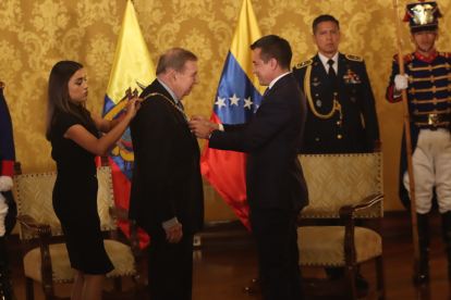 Daniel Noboa condecora a Edmundo González en Ecuador.
