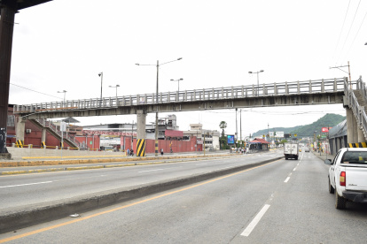 El municipio está interviniendo los pasos peatonales elevados.