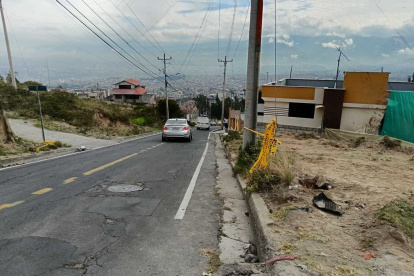 Hecho. La calle Bernardino Echeverría, además de estar en mal estado, carece de señalética y aceras.