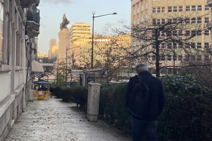 Un hombre camina hacia la plaza del Marqués de Pombal, en el centro de Lisboa.