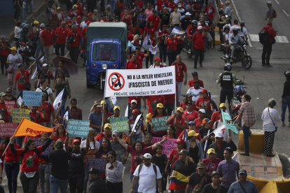 Partidarios de Nicolás Maduro, marchan durante una manifestación para conmemorar el aniversario del fin de la dictadura de Marcos Pérez Jiménez.