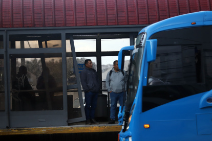 Usuarios critican el tamaño de los buses que reemplazaron a los articulados y el incumplimiento de los horarios.