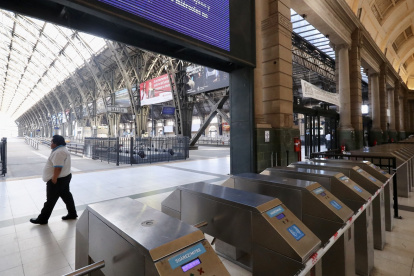 Un hombre camina dentro de la cerrada estación de tren Retiro Mitre durante una huelga de seis horas del servicio de trenes en Buenos Aires.