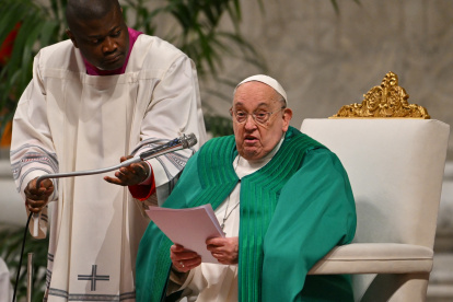 El Papa Francisco preside una misa durante el Jubileo del Mundo de las Comunicaciones en la basílica de San Pedro en el Vaticano, el 26 de enero de 2025.