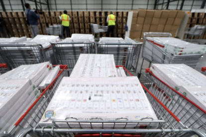 Proceso. Autoridades del CNE realizaron un recorrido por las instalaciones de la empresa Montgar, con el fin de constatar el avance de la integración de los 41.488 paquetes electorales.