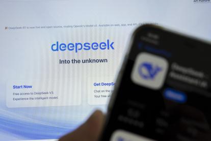 Tecnología. Una persona usando la herramienta de Deep Seek.