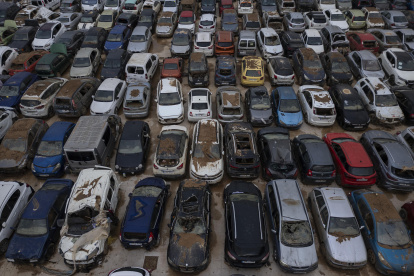 Foto con dron de los cientos de coches afectados por la dana que permanecen en una campa en Benaguasil tras las riadas el 29 de octubre en Valencia que cumplen tres meses este miércoles