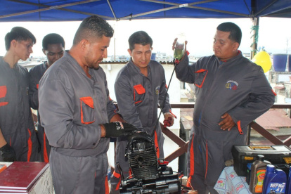 Escuela. La Fundación ICD capacita en distintos oficios a jóvenes en Durán.