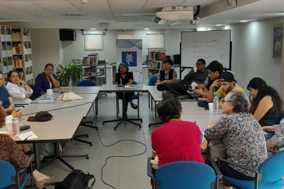 Club. Personas de distintas edades y profesiones se reúnen a leer en el MAAC.