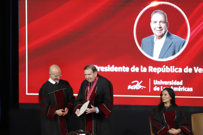 El canciller de la Udla, Carlos Larreátegui, entregó el doctorado honoris causa a Edmundo González.