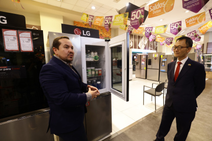David Almeida, CAM de LG, junto a Jae Hyun Shim, embajador de Corea del Sur en Ecuador.