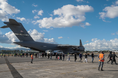 Proceso. Los vuelos de migrantes deportados se han dado desde hace varios años, pero desde que asumió Trump tienen drásticas medidas. Foto de migrantes guatemaltecos llegando a su país (foto referencial)