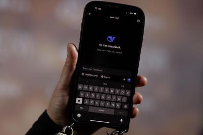 En esta ilustración fotográfica, una persona sostiene un teléfono que muestra la aplicación DeepSeek en Los Ángeles, California, EE. UU., el 28 de enero de 2025.