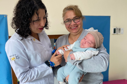 El bebé Máximo Damián, con su abuela Maritza Rosales y la neuropediatra Verónica Quintana, en el Hospital San Francisco de Quito.