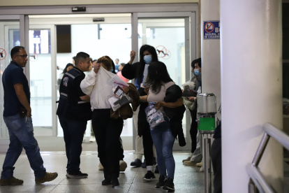 Migrantes deportados de EE. UU. llegan al aeropuerto José Joaquín de Olmedo en Guayaquil, donde fueron recibidos por brigadas del gobierno ecuatoriano.