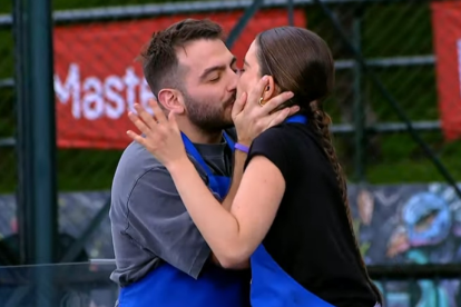 Shany y Johnta sellan su victoria con el beso más esperado de la temporada 2 de MasterChef Celebrity Ecuador, sorprendiendo a sus compañeros y a la audiencia.