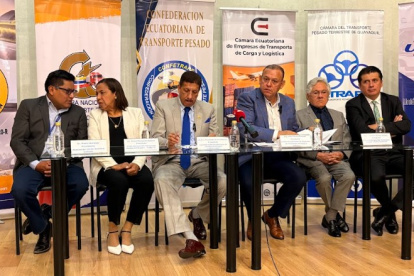 Representastes de gremios nacionales de transporte de carga pesada durante una rueda de prensa el 28 de enero.