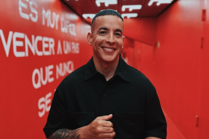 La contrataión surge en medio de disputas legales entre el cantante y su exesposa