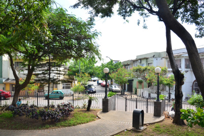 Abajo, el parque central del barrio Orellana, uno de los tradicionales sectores de la urbe. Barrio Orellana. JUNIO 30 del 2015, Guayaquil-Ecuador, FRANCISCO FLORES-Expreso.