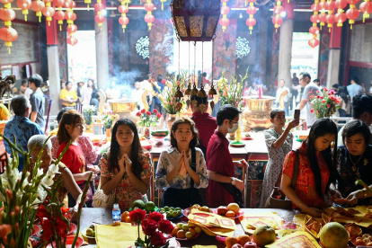 La gente reza en un templo chino en el área de Chinatown de Yangon el 29 de enero de 2025, el primer día del Año Nuevo Lunar de la Serpiente.
