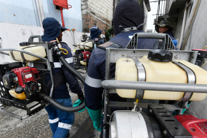 En Guayaquil, el Municipio realiza jornadas de fumigación en varios puntos. La ciudadanía pide atender los canales que den paso al estancamiento de aguas.