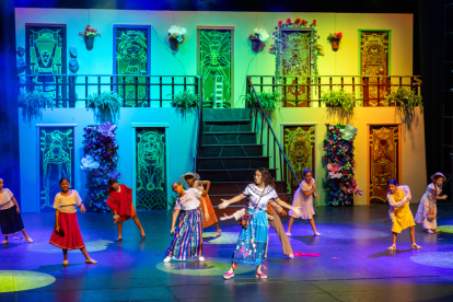 Los estudiantes de la Escuela de Artes Escénicas "Jana" en la adaptación musical de la película Encanto.