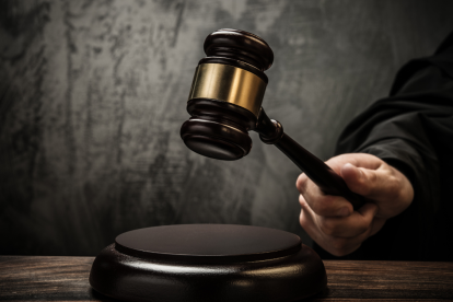 Condenan en Ecuador a dos exjueces que sacaron de cárcel a criminales a cambio de dinero.