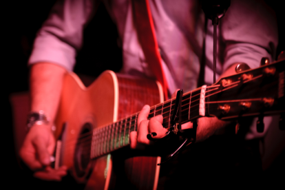 Referencial. Música en vivo.