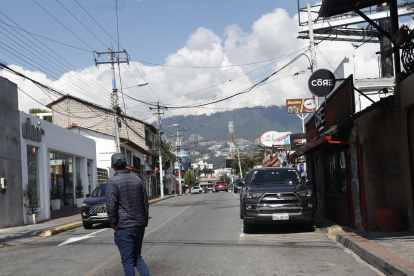 En el centro de Cumbayá no se respeta la norma y se deja poco espacio para los peatones que deben caminar por la vía.