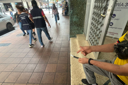 Los ciudadnaos llegan a encontrar trozos de cables en la calle y tapas abiertas en las mañanas.