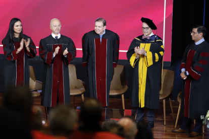 Edmundo González (centro) junto a autoridades de la UDLA, María Gabriela Hidalgo, Carlos Larreátegui, Gonzalo Mendieta y Diego Buenaño.