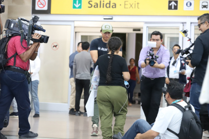 Arribo. Mirna fue una de las primeras migrantes en salir del aeropuerto.