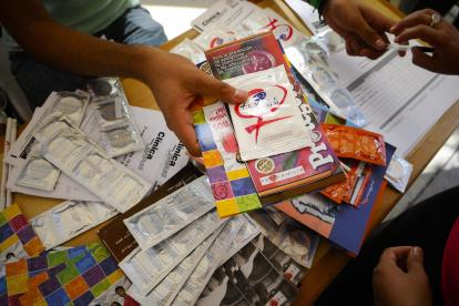 Documentos y preservativos en una campaña contra la difusión del Sida.