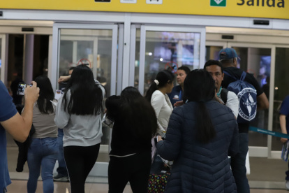 Guayaquil. Un grupo de las personas deportadas desde Estados Unidos llegando al aeropuerto José Joaquín Olmedo.